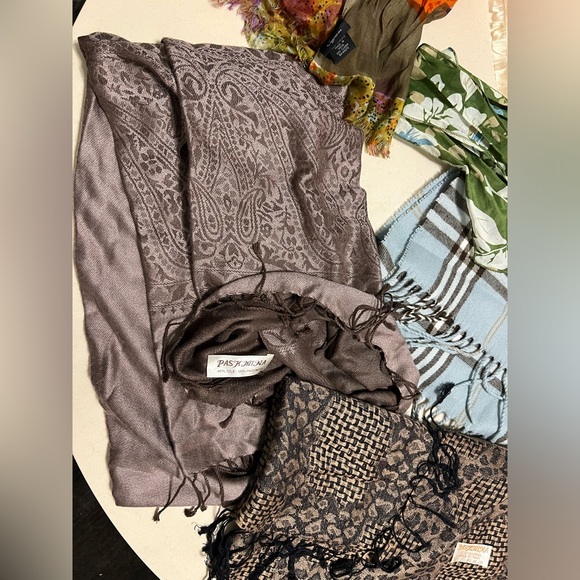 9️⃣Lot of 9 Random Scarves in Varying Colors/Sizes/Brands/Materials/Conditions - Picture 4 of 17